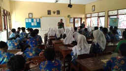 Tanamkan Disiplin dan Cinta Tanah Air, Babinsa Koramil 0816/13 Wonoayu Beri Materi Gasing di SMP Dharma Wanita Persatuan 17