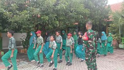 Babinsa Koramil 0816/17 Gedangan Latih PBB Siswa SDN Tebel, Tanamkan Disiplin dan Karakter Tangguh Sejak Dini