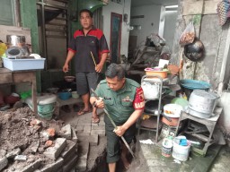 Babinsa Koramil 0816/01 Sidoarjo Bantu Warga Atasi Saluran Air Tersumbat