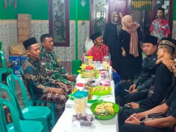 Babinsa 0816/13 Wonoayu Hadiri Syukuran Khitan, Pererat Silaturahmi dengan Warga