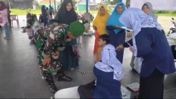 Sinergi Posyandu di Desa Ganting, Babinsa Dampingi Pelayanan Kesehatan Balita dan Lansia