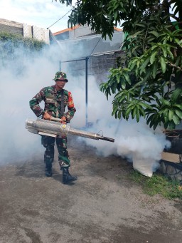 Babinsa Koramil 0816/02 Candi Serda Fauzan Dampingi Fogging Bersama Masyarakat Desa Kedungkendo untuk Cegah Penyebaran DBD