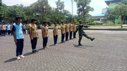 Babinsa Koramil 0816/14 Taman Peltu Sutikno Latih Karakter dan Disiplin Siswa SMK Muhammadiyah 2 Taman