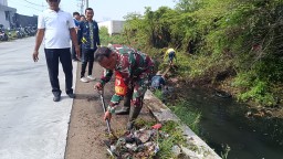 Gotong Royong Bersama Forkopimda, Danramil Krian Pimpin Karya Bakti di Desa Barengkrajan untuk Kebersihan dan Keamanan Lingkungan