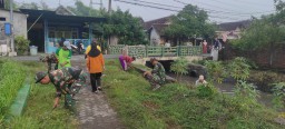 Kerja Bhakti Bersama Warga Desa Jenggot, Camat Krembung Pimpin Pembersihan Saluran Air untuk Cegah Banjir