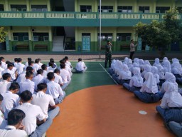 Menanamkan Disiplin dan Jiwa Patriotisme, Babinsa Rejeni Hadiri Upacara Bendera di SMKI Krembung