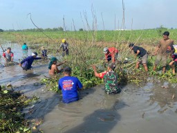 Sinergi Masyarakat dan Aparat, Kerja Bhakti Bersama Pembersihan Saluran Irigasi dan Peresmian Pujasera di Desa Seduri, Balongbendo