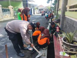 Serda Sunaryo Koramil 0816/01 Sidoarjo kerja bakti peringatan hari peduli sampah nasional.