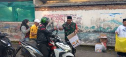 Babinsa Koramil 0816/10 Balongbendo Bersama Pemdes Watesari Bagikan 250 Paket Takjil untuk Masyarakat