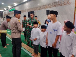 Kapten Cke Kamsuri Hadiri “Ramadhan Suci” Bersama Kapolresta Sidoarjo di Masjid Agung
