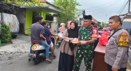 Babinsa Boro Hadiri Kegiatan Bagi Bagi Takjil Dan Buka Bersama Pemdes Beserta Anak Yatim