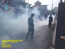 Peduli Kesehatan Warga, Babinsa Pelda Samuri Dampingi Fogging Cegah DBD di Sawocangkring
