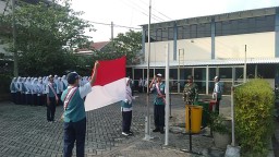 Bangun Karakter Disiplin Sejak Dini, Babinsa Waru Latih PBB dan Jadi Pembina Upacara di SMP Al Muslim Sidoarjo