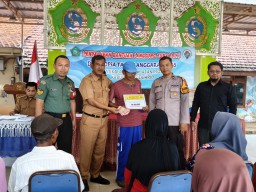 Wujud Kepedulian TNI Terhadap Warga Kurang Mampu, Babinsa Prambon Dampingi Penyaluran BLT DD di Desa Jatikalang