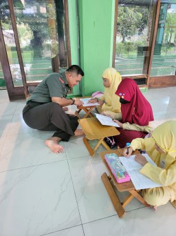 Tanamkan Nilai Keimanan Sejak Dini, Pelda Sutrisno Rutin Mengajar Ngaji Anak-Anak di Lingkungan Kodim 0816/Sidoarjo