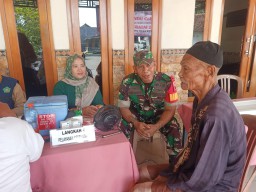 Babinsa Sertu Ariyanto Dampingi Kegiatan Posyandu COE "Pos Teratai 2" di Desa Ketimang, Wujud Sinergi TNI dan Kesehatan untuk Semua Usia