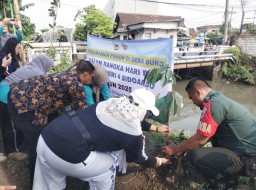 Babinsa Suko Koramil 0816/01 Sidoarjo ikut sukseskan Hari Bumi sedunia.