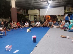 Babinsa celep Koramil 0816/01 halal bihalal di wilayah binaannya.