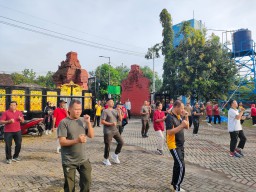 Semangat Kebersamaan Forkopimka Krian dalam Senam SKJ Rutin di Balai Desa Terung Wetan