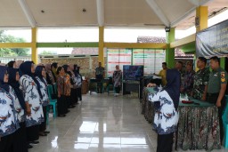 Sinergi TNI, Warga, dan Mahasiswa Tanamkan Semangat Bela Negara di Gempolklutuk