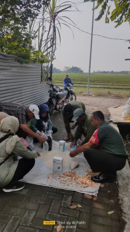 Babinsa Koramil 0816/13 Wonoayu Bersama Petani dan Penyuluh Gencarkan Gerdal Hama Tikus di Jimbaran Wetan