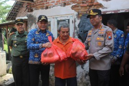 Dandim 0816/Sidoarjo Dampingi Bupati Sidak RTLH di Desa Klurak : Kolaborasi TNI, Polri, dan Pemkab Sidoarjo untuk Kehidupan yang Lebih Layak