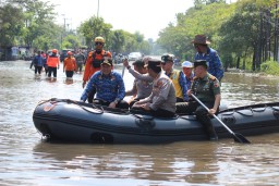 Dandim 0816/Sidoarjo Dampingi Bupati Sidak Genangan Banjir di Porong, Sinergi TNI dan Pemkab Tanggap Cepat Keluhan Warga