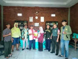Babinsa Koramil 0816/09 Krian Dampingi Penyaluran 1,4 Ton Benih Padi Unggul Untuk Ketahanan Pangan Berkelanjutan