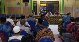 Menjalin Silaturahmi, Babinsa Penatarsewu Komsos Bersama Petani dan Perangkat Desa