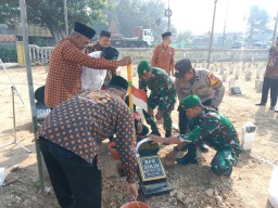 Menghormati Pejuang, Babinsa Koramil 0816/10 Balongbendo Hadiri Upacara Pemancangan Bambu Runcing di Makam Pejuang Alm. Bapak Asikin