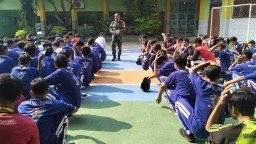 Babinsa Koramil 0816/01 Sidoarjo latih PBB di MPLS SMK PGRI 1 Sidoarjo.