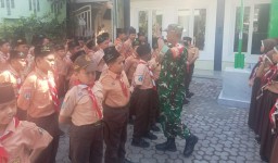 Serka Yoyo Babinsa Koramil 0816/06 Tanggulangin Melaksanakan Pelatihan PBB kepada Siswa-wi SD Ma,arif