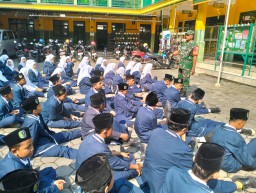 Membentuk Karakter Sejak Langkah Pertama, Koramil 0816/09 Krian Latih Disiplin dan Kebersamaan Lewat PBB di MPLS SMP Al-Ahmad