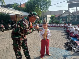 Membangun Generasi Berkarakter, Babinsa Tropodo Tanamkan Disiplin dan Nilai Sosial dalam MPLS SDN Tropodo 1 Waru