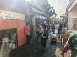 Mengetuk Pintu Harapan: Kolaborasi TNI dan Bakesbangpol Tinjau Rumah Warga Tidak Layak Huni di Kelurahan Celep, Sidoarjo