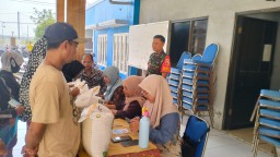 Menebar Kepedulian Kebersamaan, Babinsa Balongbendo Dampingi Penyaluran Bantuan Pangan untuk Warga Waruberon