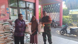 Bersama Rakyat, TNI Hadirkan Solusi: Babinsa Balongbendo Dampingi Penyaluran Bantuan Pangan untuk Warga Watesari