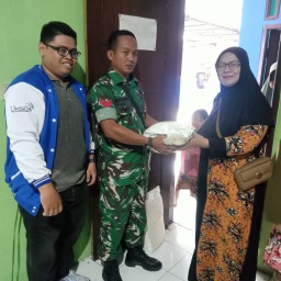 Bersama Babinsa, Bantuan Pangan Disalurkan: 602 Warga Desa Lajuk Terima Beras di Balai Desa