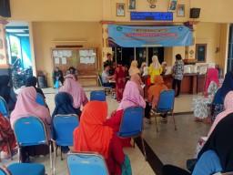 Menguatkan kebersamaan, Babinsa Prambon Dampingi Penyaluran Bantuan Pangan untuk Warga Desa Bulang