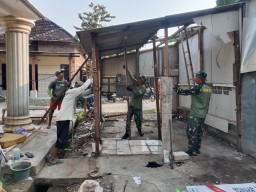 Mengukir Harapan Lewat Gotong Royong, TNI Dampingi Progres RTLH Pemkab Sidoarjo di Kecamatan Balongbendo