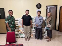 Babinsa Koramil 0816/15 Sukodono Setia Dampingi Droping Bansos Hingga Tengah Malam