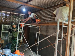 Babinsa Damarsi Dampingi Pembangunan RTLH, Wujud Gotong Royong untuk Hunian yang Lebih Layak
