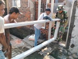 Batuud Koramil 0816/02 Candi Dampingi Pengerjaan Rumah Layak Huni di Desa Kalipecabean