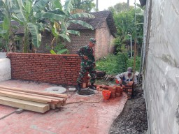 TNI Hadir di Tengah Rakyat, Babinsa Koramil 0816/09 Krian Kawal Progres Pembangunan Rumah Layak Huni