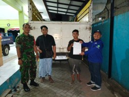 Babinsa Waru Kawal Distribusi 2,3 Ton Beras Bantuan, Wujud Nyata Kepedulian TNI terhadap Warga