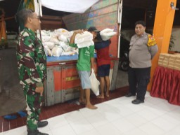 TNI Hadir untuk Rakyat, Babinsa Waru Monitoring Distribusi 5,2 Ton Beras Bantuan Pangan di Desa Ngingas