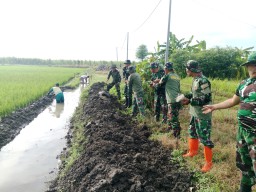 Sinergi Membangun Negeri: TNI dan Rakyat Tarik Wujudkan Irigasi Modern, Jaminan Ketahanan Pangan di Gempolklutuk