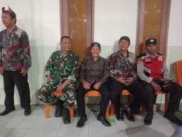 Lestarikan Budaya, Babinsa Koramil 0816/09 Krian Hadiri Pergelaran Wayang Kulit Gagrak Porongan di Desa Jatikalang