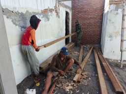 Peduli Hunian Layak, TNI Bersama Warga Gotong Royong Wujudkan RTLH di Kalipecabean