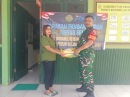 Koramil 0816-04/Porong, Menyalurkan Beras Bulog SPHP sebanyak 1 Ton, demi meringankan Beban Hidup warga sekitar Kec. Porong